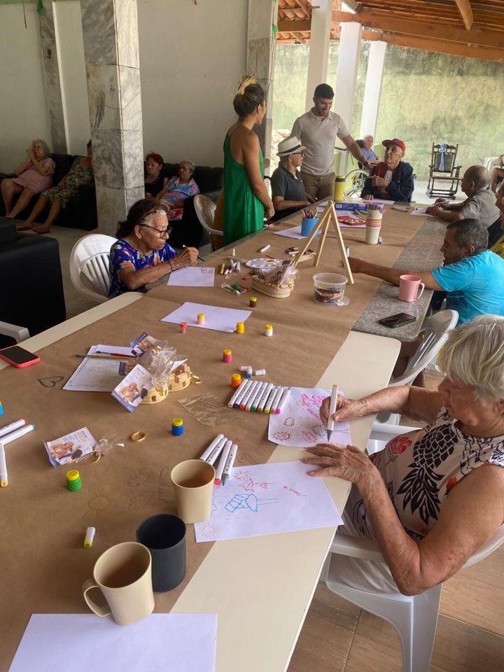 Atividade de pintura e convivência no Lar Nova Vida, registro 1