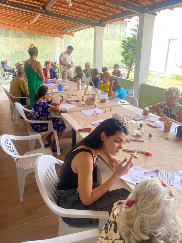 Atividade de pintura e convivência no Lar Nova Vida, registro 2