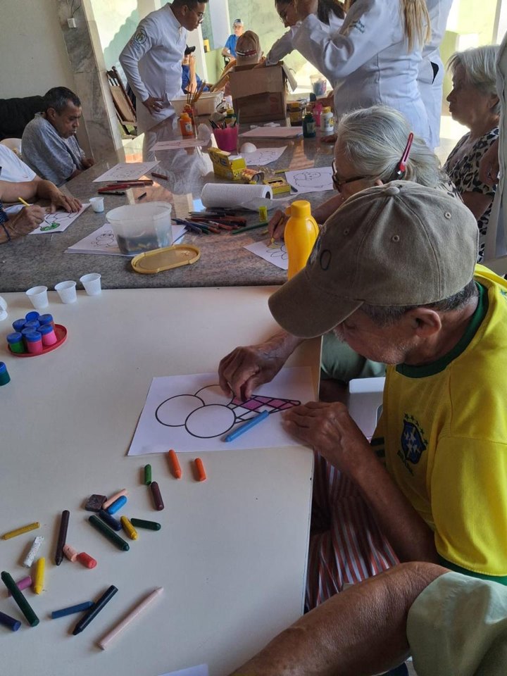 Atividade de pintura e convivência no Lar Nova Vida, registro 3