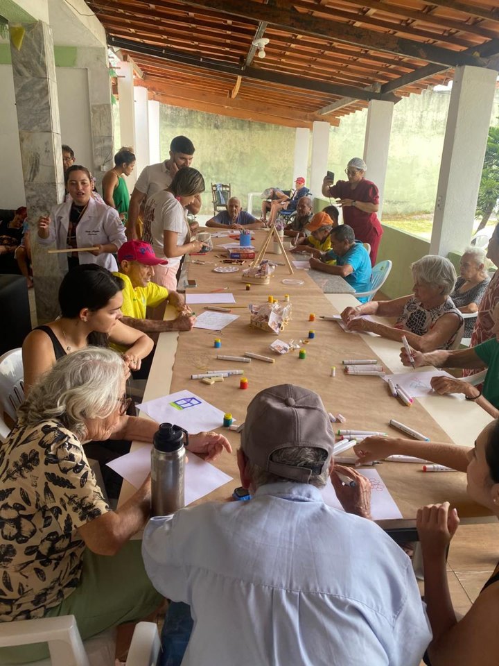 Atividade de pintura e convivência no Lar Nova Vida, registro 4