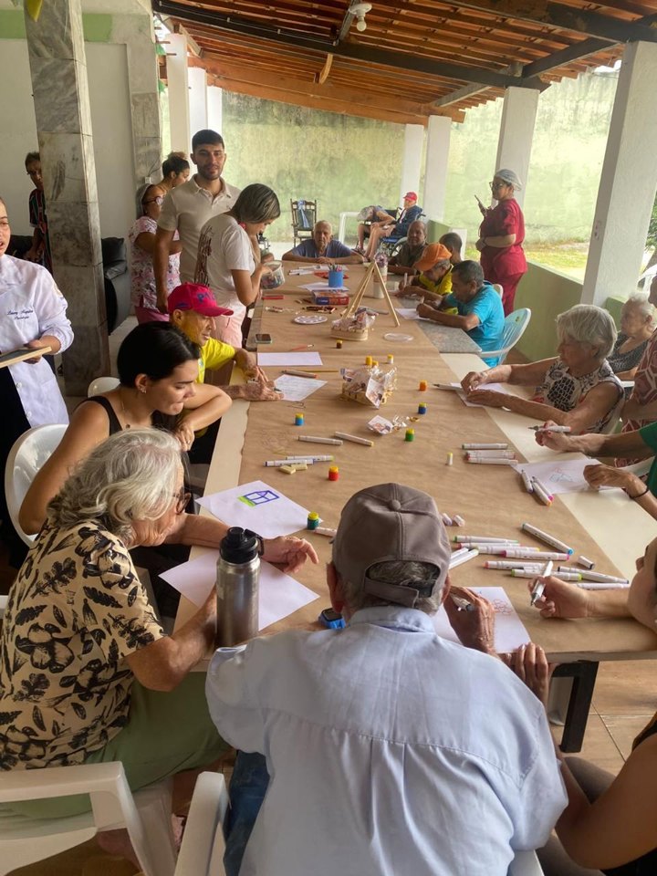Atividade de pintura e convivência no Lar Nova Vida, registro 5