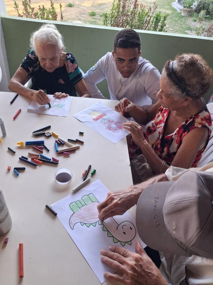 Atividade de pintura e convivência no Lar Nova Vida, registro 7
