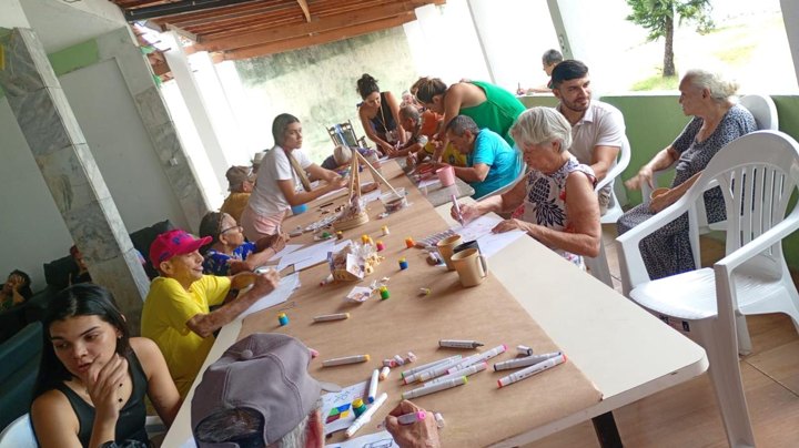 Atividade de pintura e convivência no Lar Nova Vida, registro 8