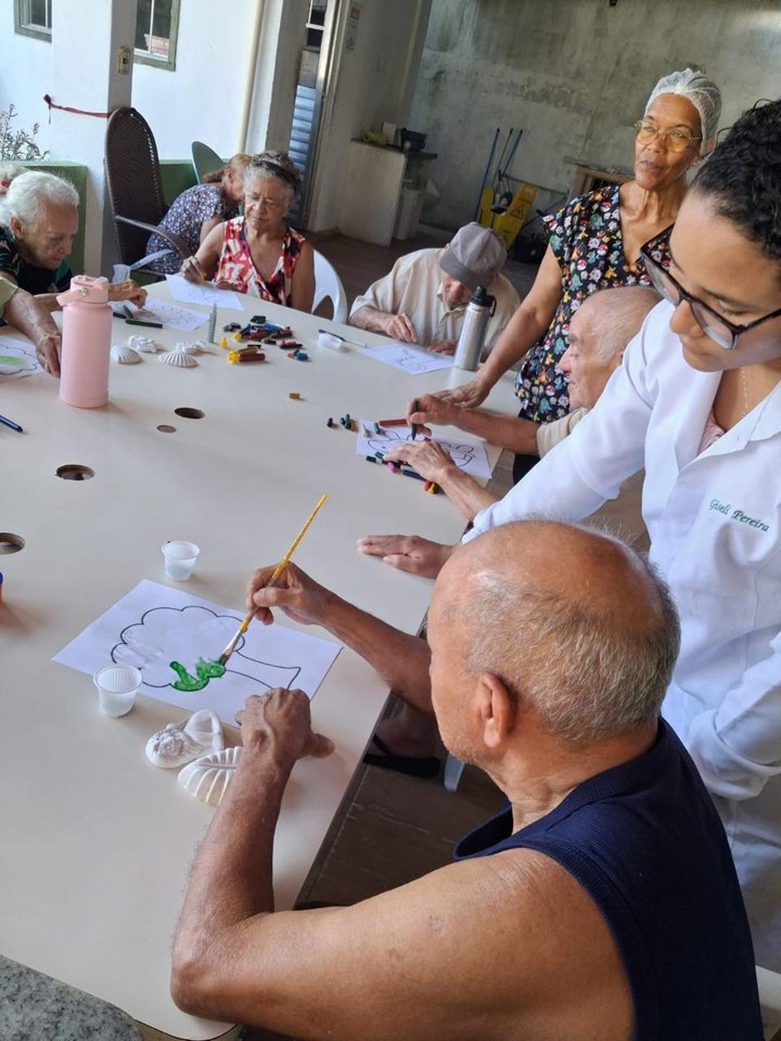 Atividade de pintura e convivência no Lar Nova Vida, registro 9
