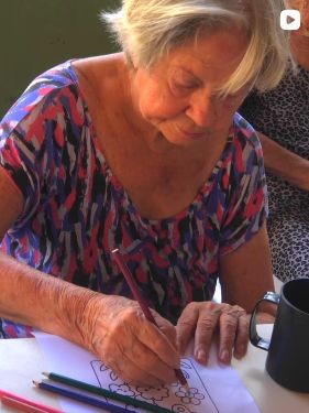 Atividade de pintura com uma residente do Lar Nova Vida